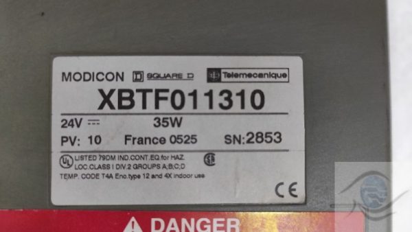 Vue rapprochée des connecteurs du XBTF011310 TELEMECANIQUE