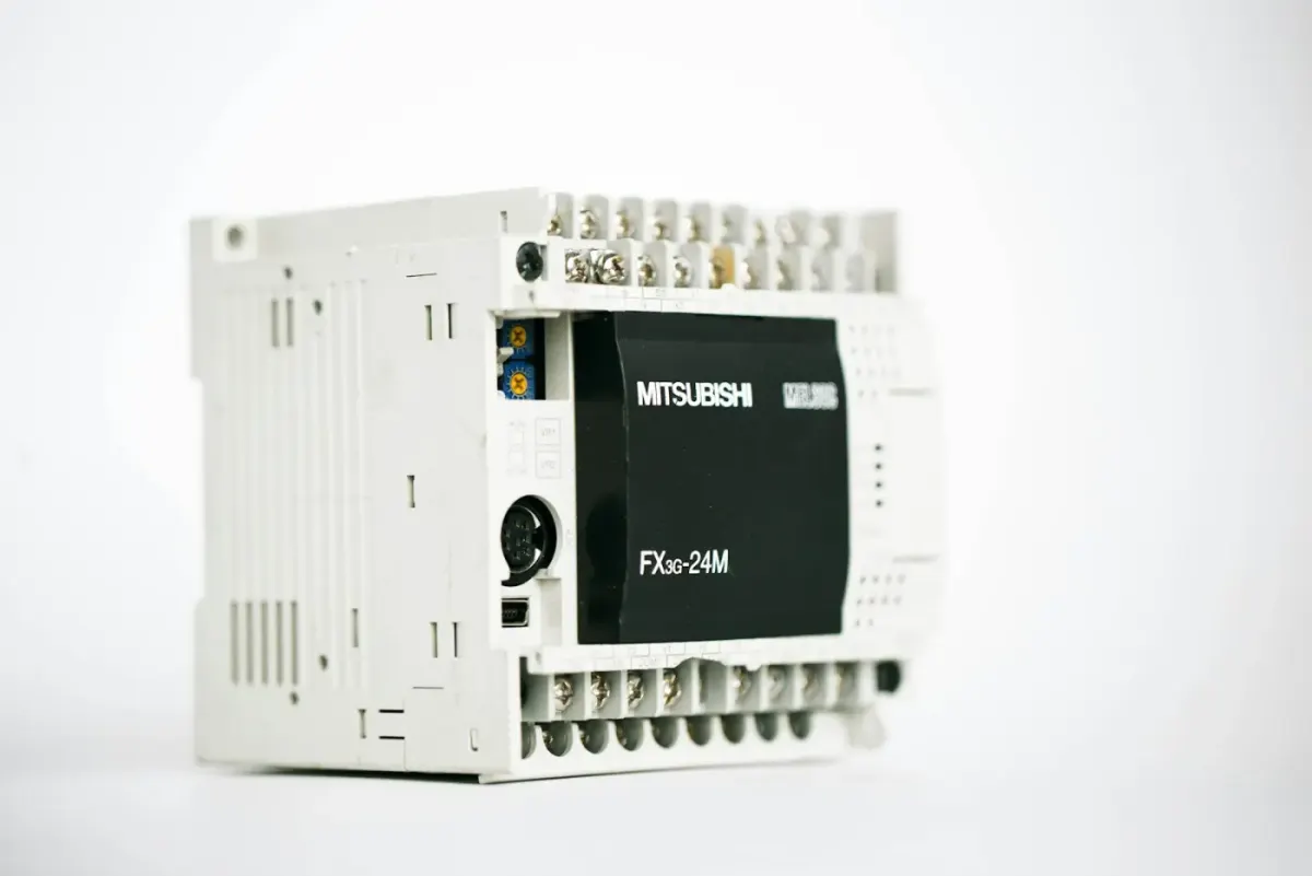 Automate programmable compact avec ses borniers de raccordement, posé sur fond blanc