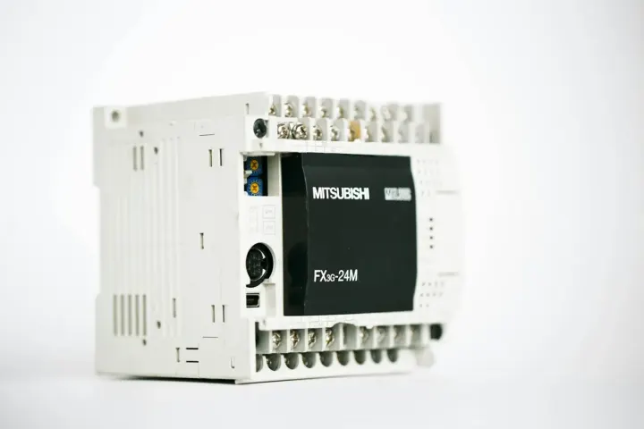 Automate programmable compact avec ses borniers de raccordement, posé sur fond blanc