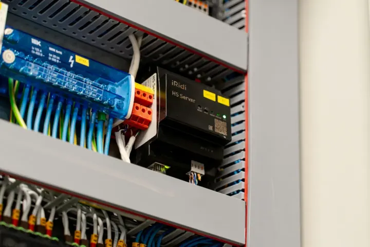 Câblage et composants d’une armoire de commande industrielle