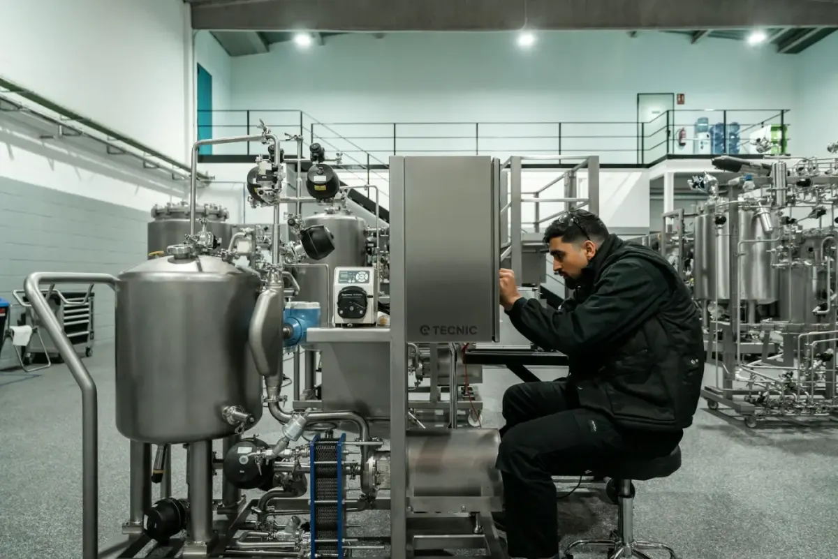 Technicien intervenant sur une installation de production industrielle